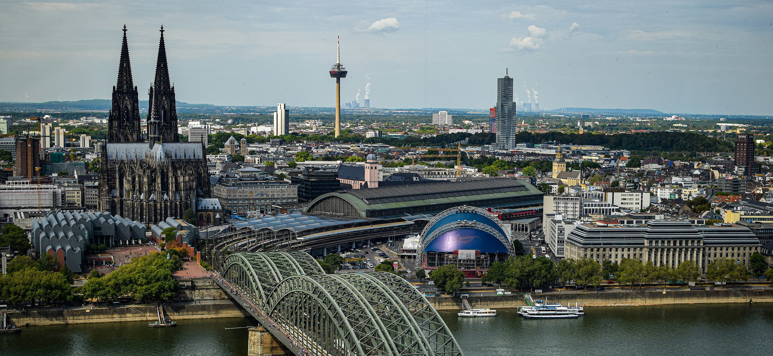Skyline von Köln mit Blick auf den Kölner Dom und den Hauptbahnhof
