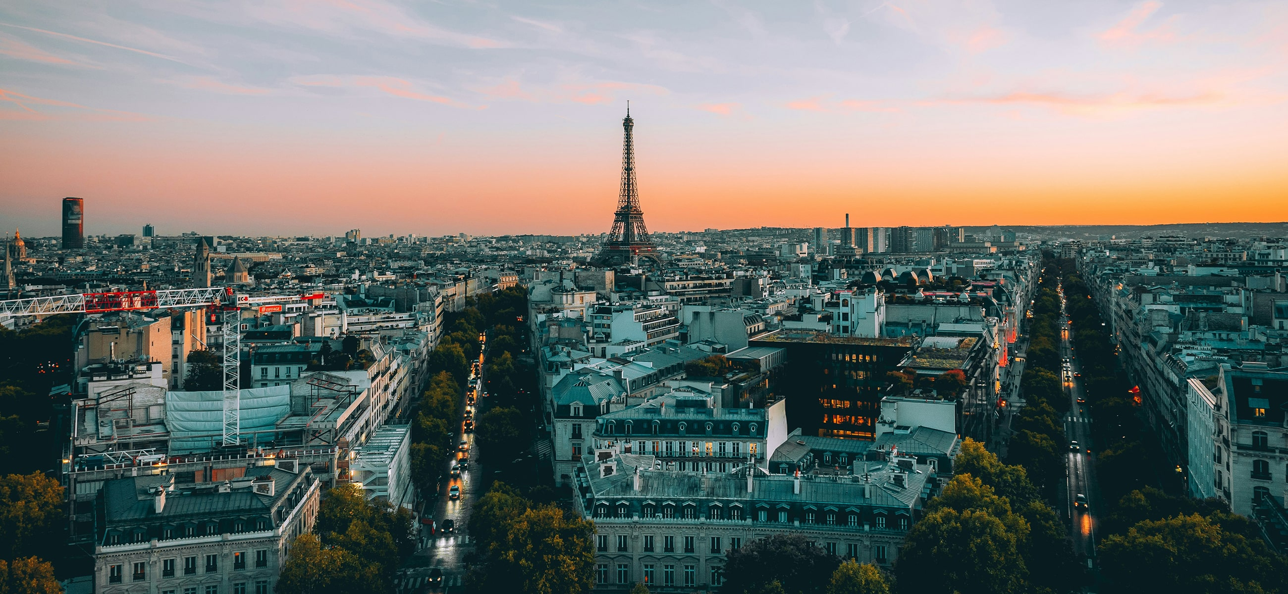 abendliche Skyline von Paris mit Blick auf den Eifelturm