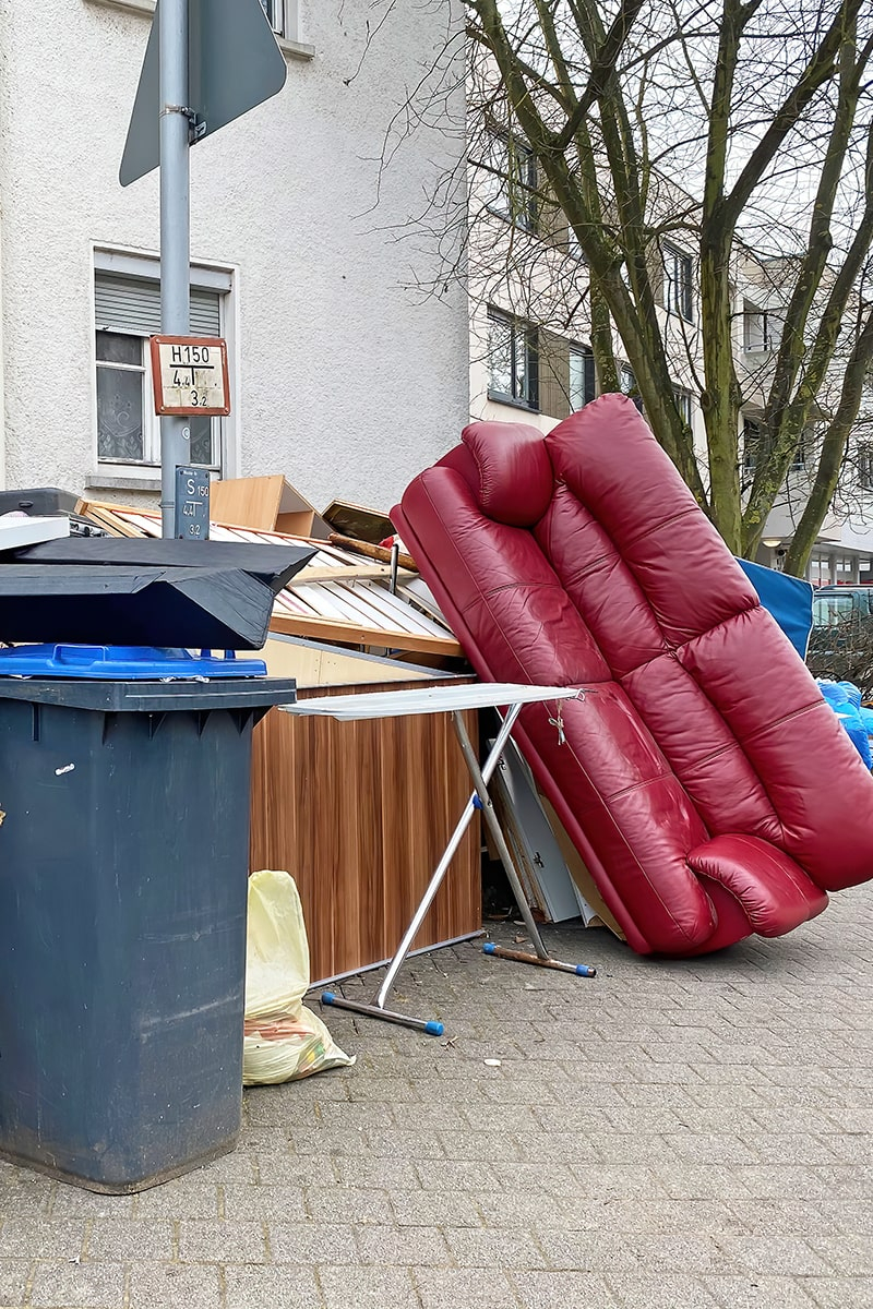 Sperrmüll steht vor einem Haus