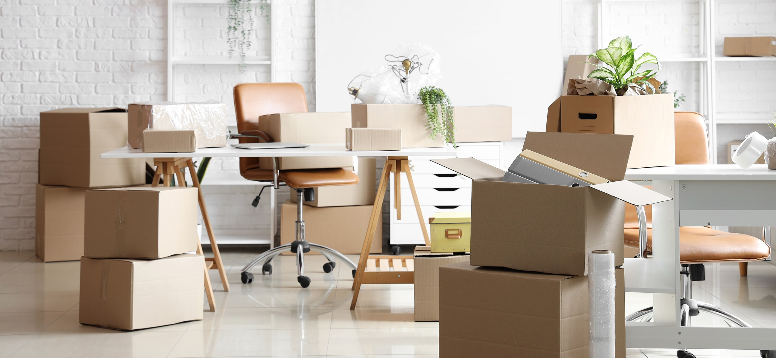 Es stehen Umzugskartons in einem Büro