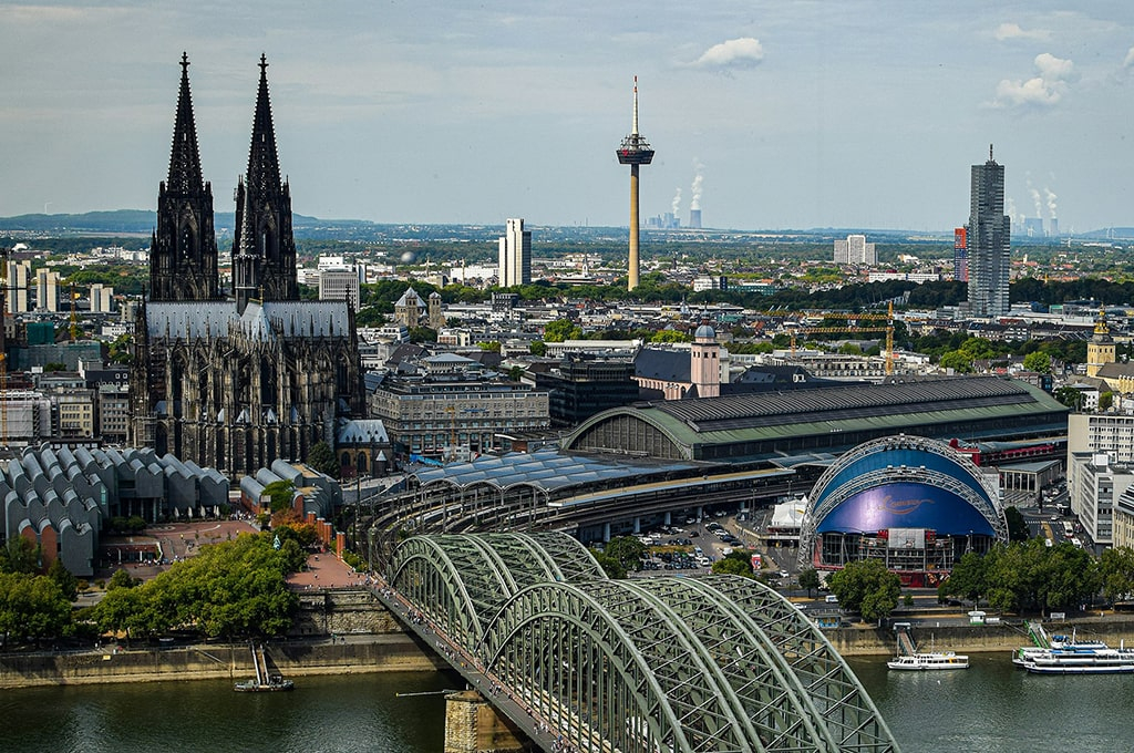 Blick über den Rhein zum Kölner Dom, dem Hauptbahnhof und dem Musical Dome