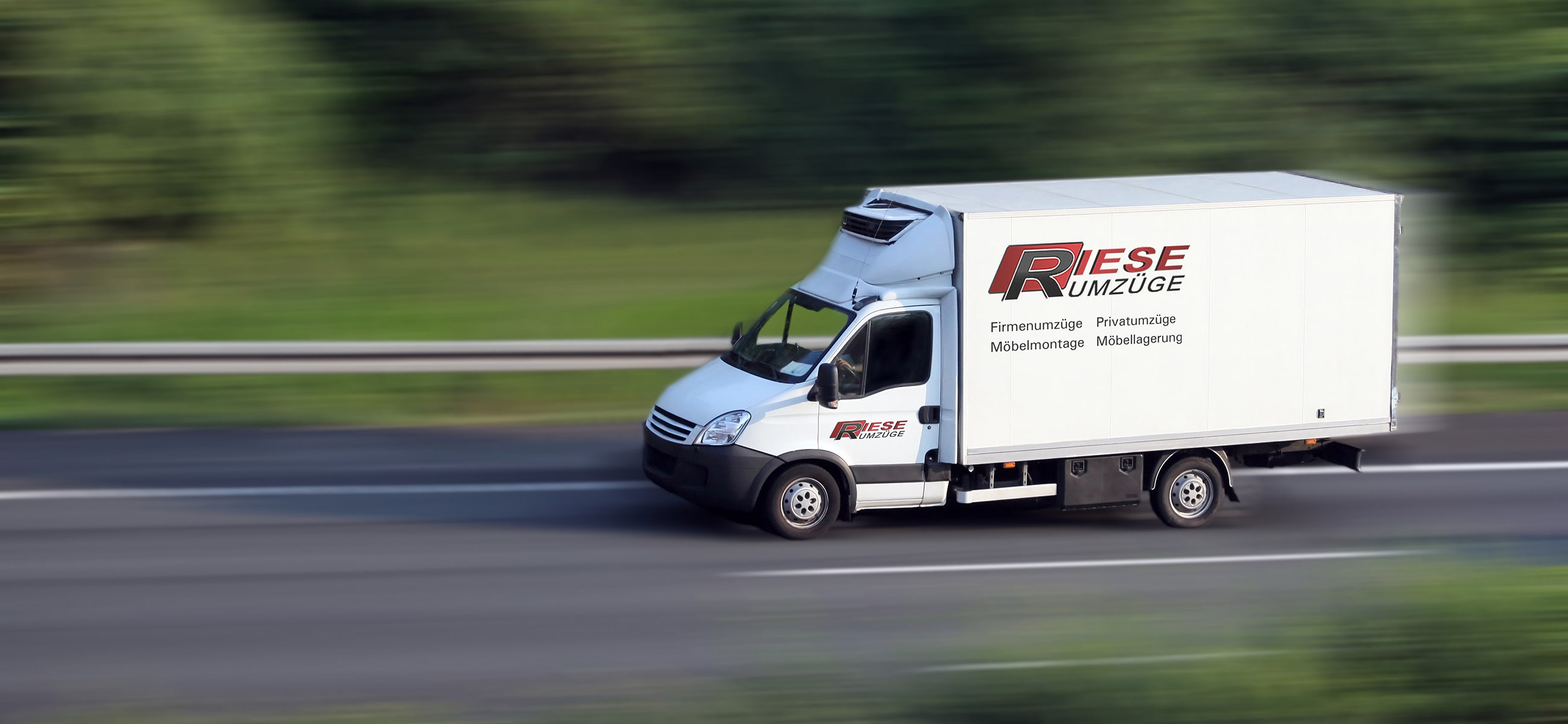 ein Transporter von Riese Umzüge fährt auf der Autobahn